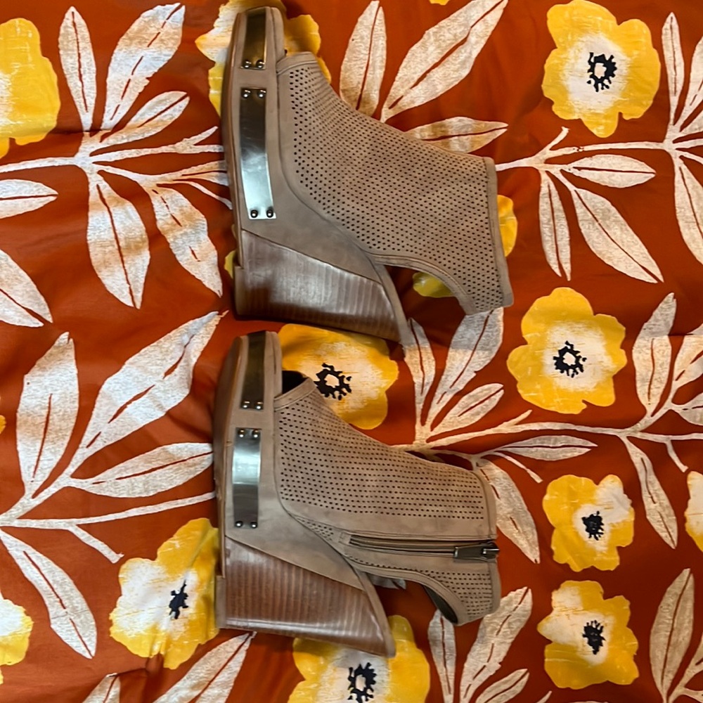 Like New Vince Camuto Gray Suede Wedges 7M